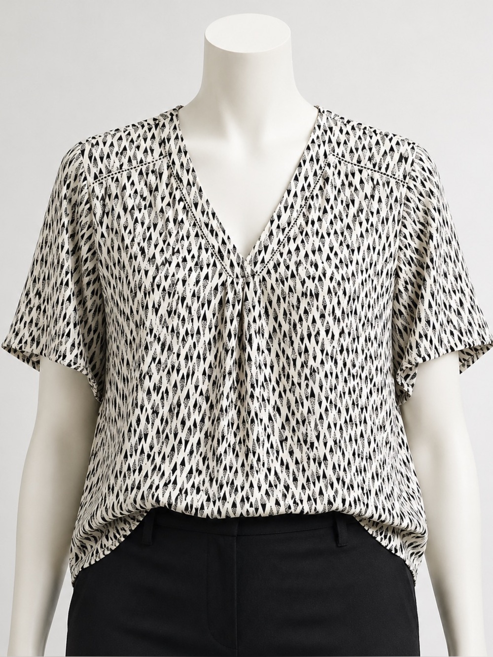 Liz Claiborne Women's Top Size M White Black Diamond Pattern Button Close V Neck